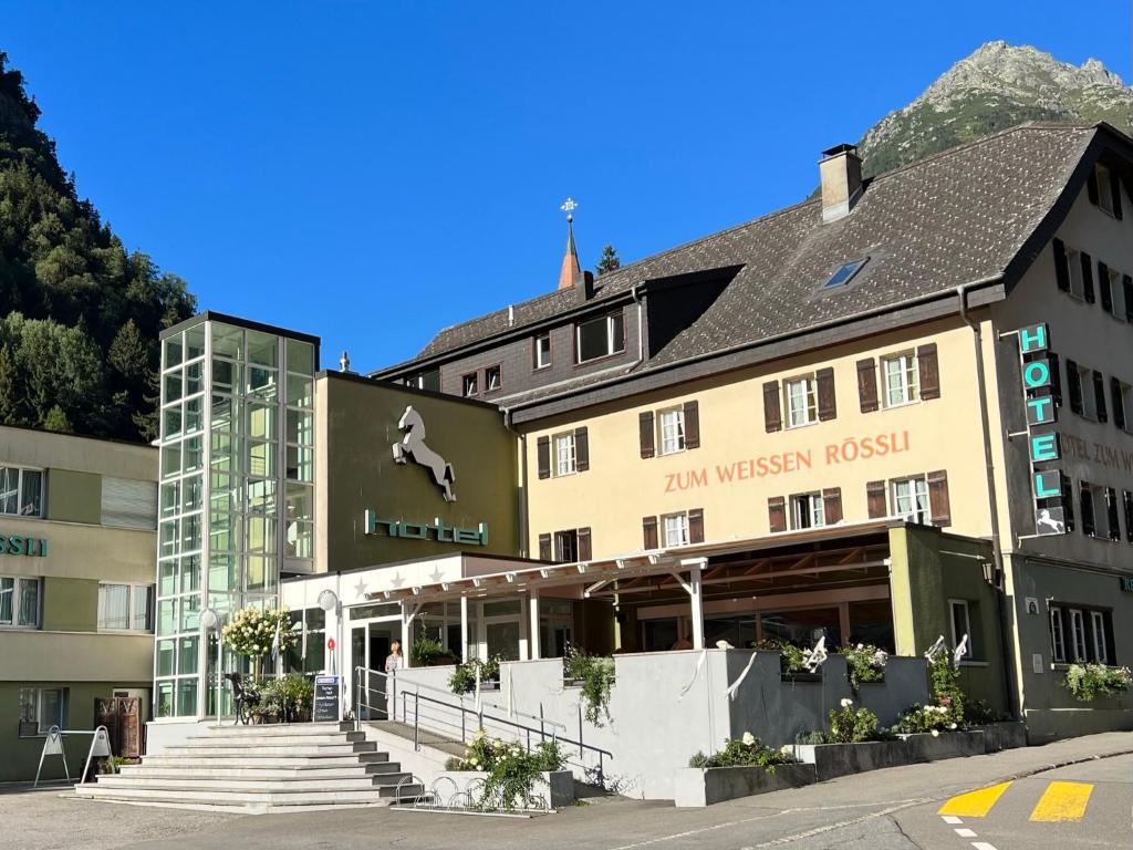 ein Gebäude mit einem Skateboard auf der Seite in der Unterkunft Hotel Weisses Rössli in Göschenen