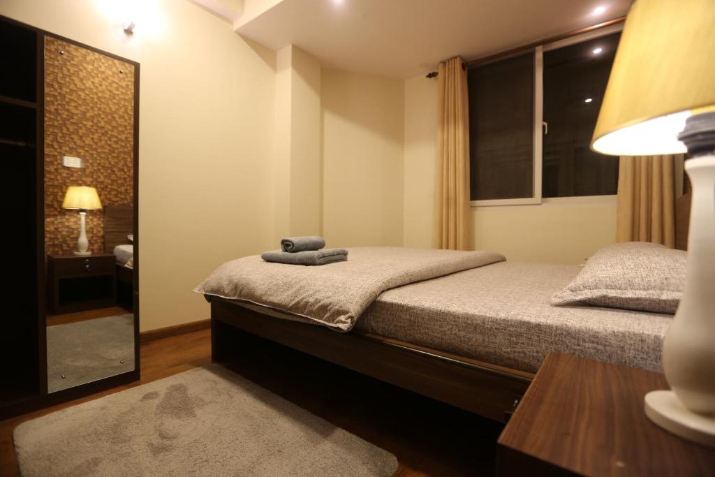 Tempat tidur dalam kamar di NhuChhe Apartments