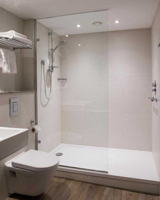 Bush Hotel Farnham - Deluxe King Room