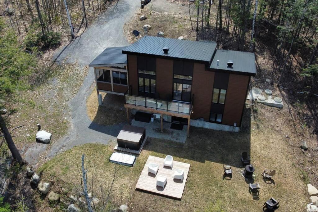 an aerial view of a house with a table and a grill at Chalet le Raton in Chertsey