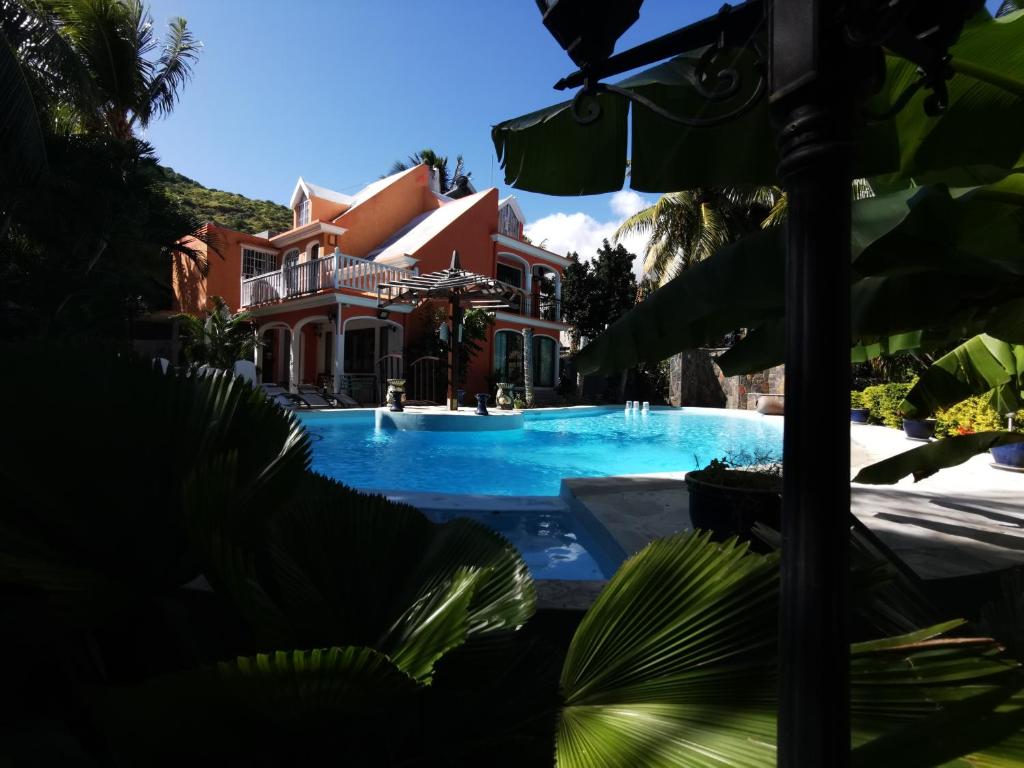 Bazén v ubytování Villa Tourelle of Paradise with bigPrivate Pool nebo v jeho okolí