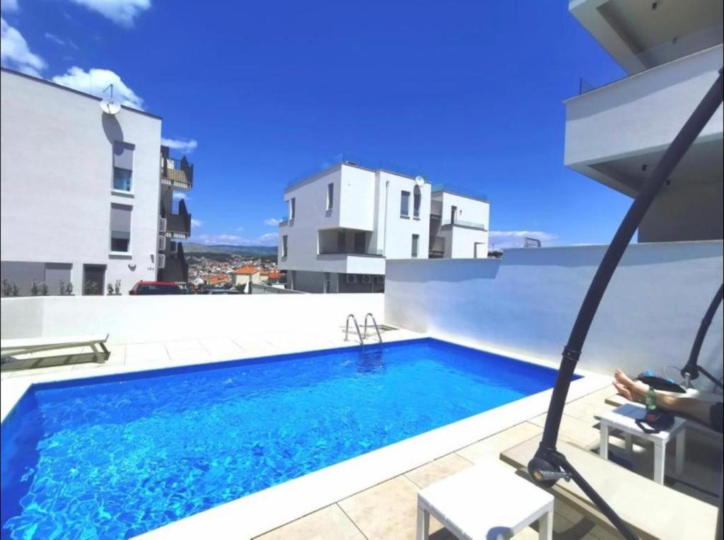 Bazén v ubytovaní Luxury apartment Casia with heated pool and pleasent terrace alebo v jeho blízkosti