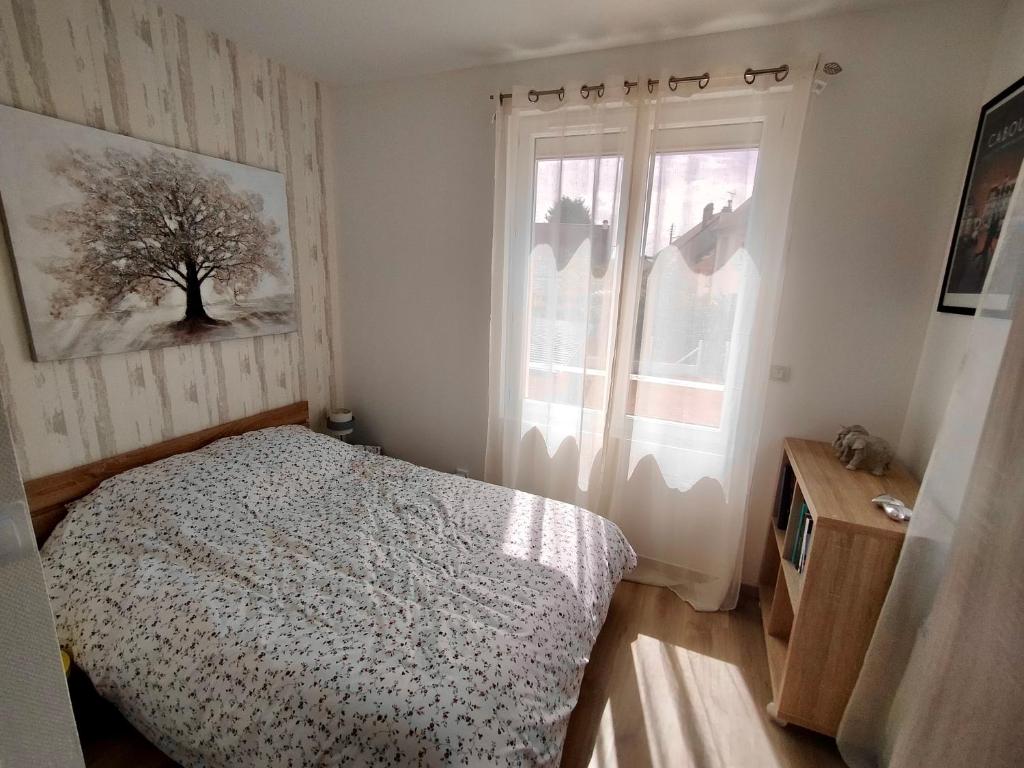 - une chambre avec un lit et une fenêtre dans l'établissement Bel Appartement 3 étoiles 6 pers 3 pièces 60m2 idéalement placé, à Cabourg