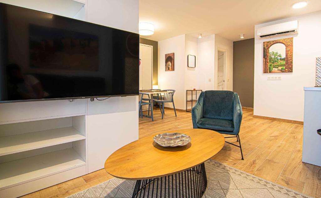 Telewizja i/lub zestaw kina domowego w obiekcie Apartamentos Leonor