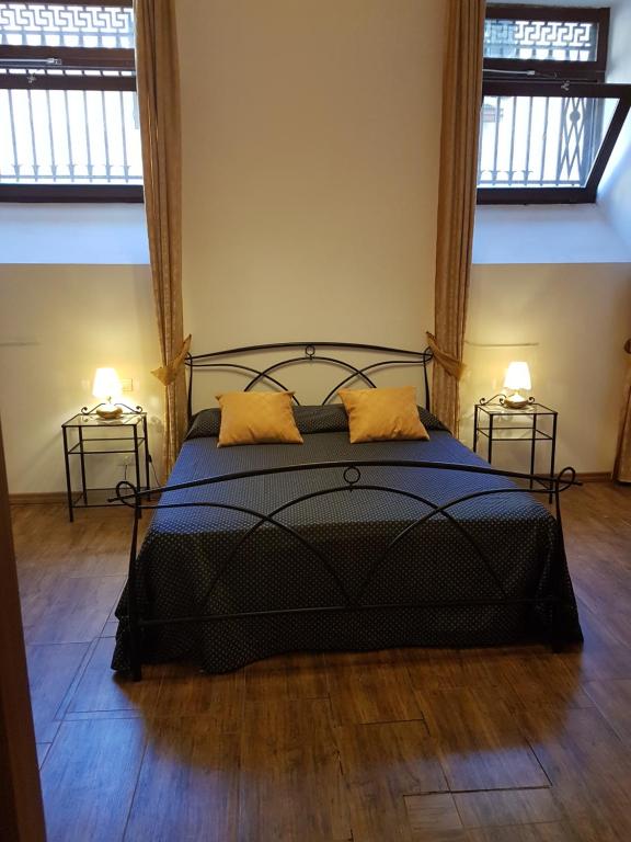 een slaapkamer met een bed met twee lampen op twee tafels bij Sarlette Cozy Room in Venetië