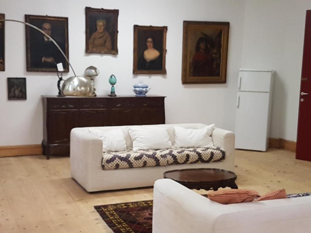 اتاق دنج سارلت, آژانس هواپیمایی آسمان سپید