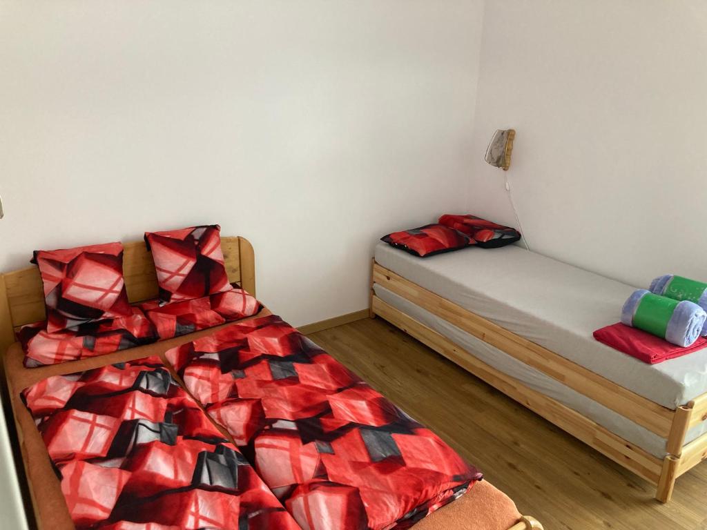 Łóżko lub łóżka w pokoju w obiekcie Dům U Lipky