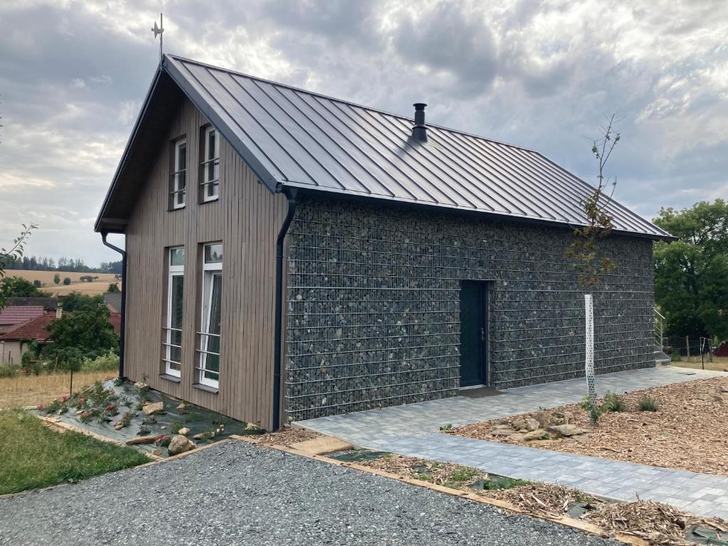 薩札瓦河畔斯維特拉的住宿－Dům U Lipky，黑色屋顶的小砖砌建筑