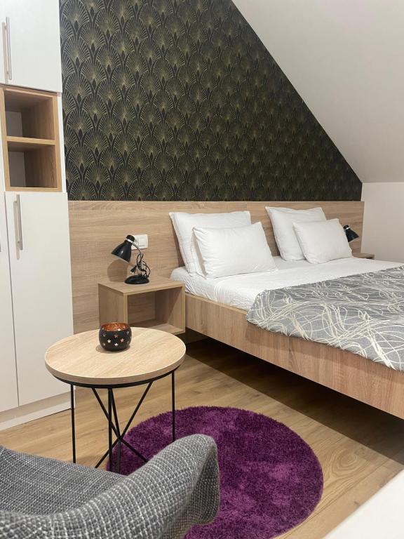 1 dormitorio con 2 camas, mesa y silla en Villa Diamond, en Mostar
