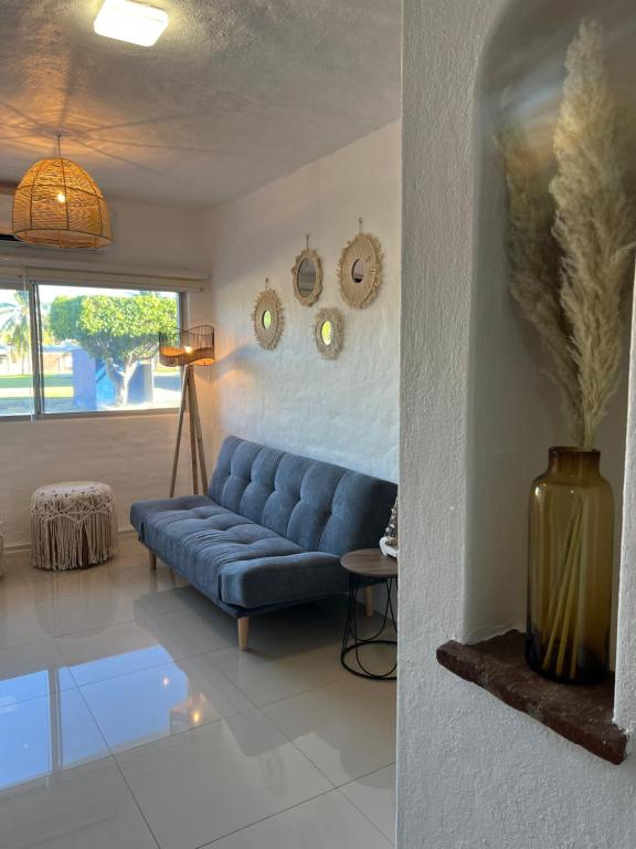 - un salon avec un canapé bleu et une table dans l'établissement Hermoso condominio con alberca y club de playa!!, à Manzanillo
