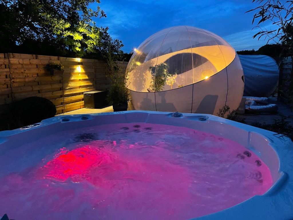 Foto sihtkohas Havinnes asuva majutusasutuse Bulle du puits avec jacuzzi et sauna privatif galeriist