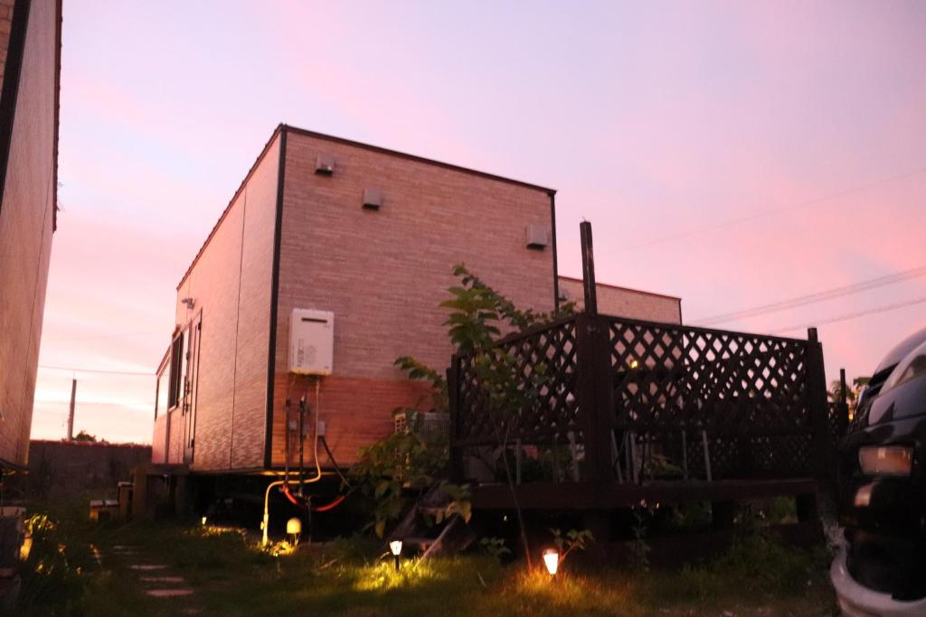 石垣島的住宿－cottage SOUL MATE，一座大砖砌建筑,在草地上灯火通明