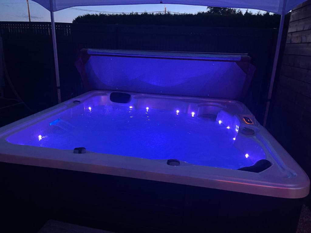 Foto dalla galleria di Roulotte du puits avec jacuzzi et sauna privatif a Havinnes