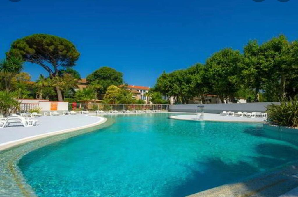 Bazén v ubytovaní Résidence haut de gamme - 45m2 refait à neuf en juin 2024 avec très grande piscine chauffée alebo v jeho blízkosti