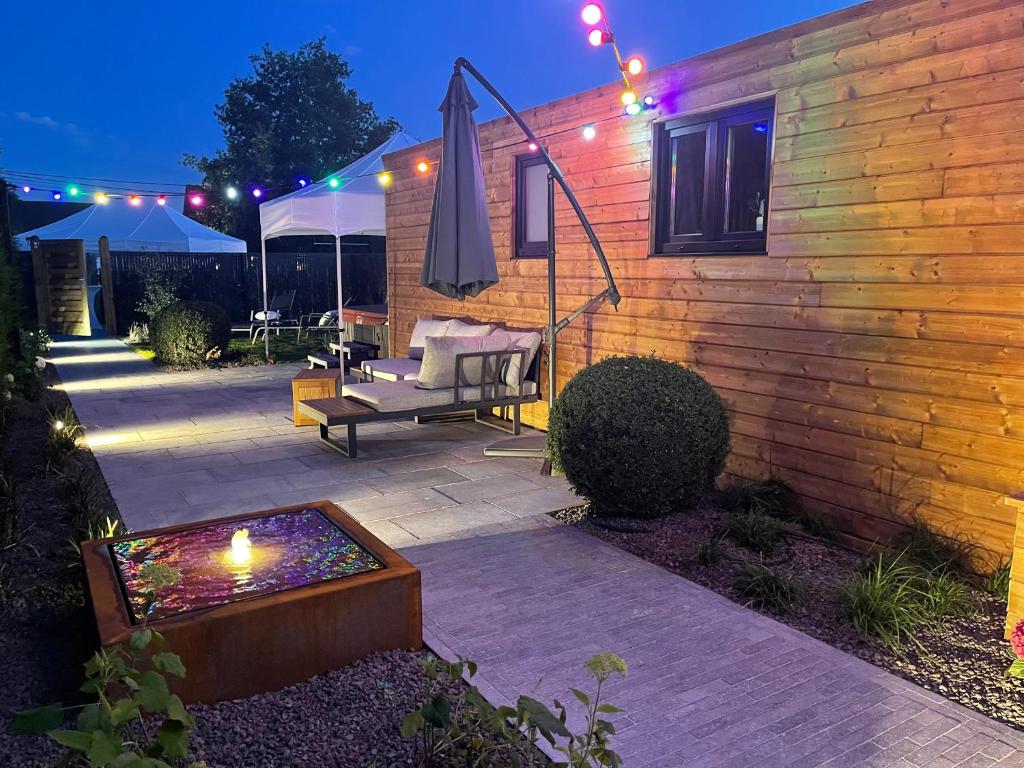 Giardino di Roulotte du puits avec jacuzzi et sauna privatif