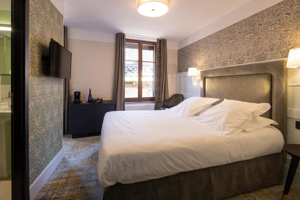 Postel nebo postele na pokoji v ubytování Logis Hôtel-Restaurant du Mouton
