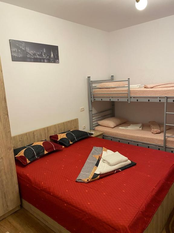 una camera con un letto con una coperta rossa di Casa Alex a Constanţa