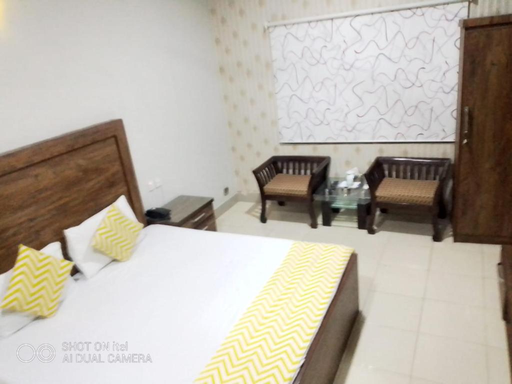 E Town Room Guest House Karachi - Deluxe Double Room
