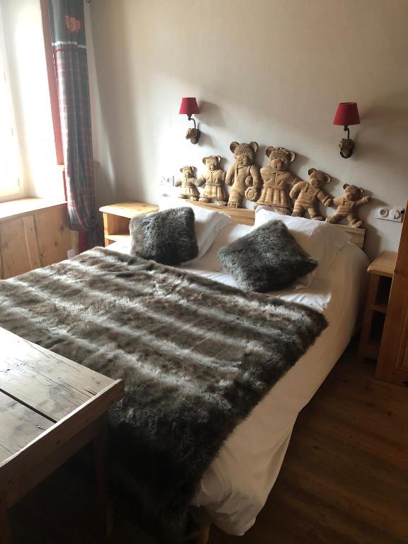 Un dormitorio con una cama con ositos de peluche. en Les Loft's de Mika en Briançon