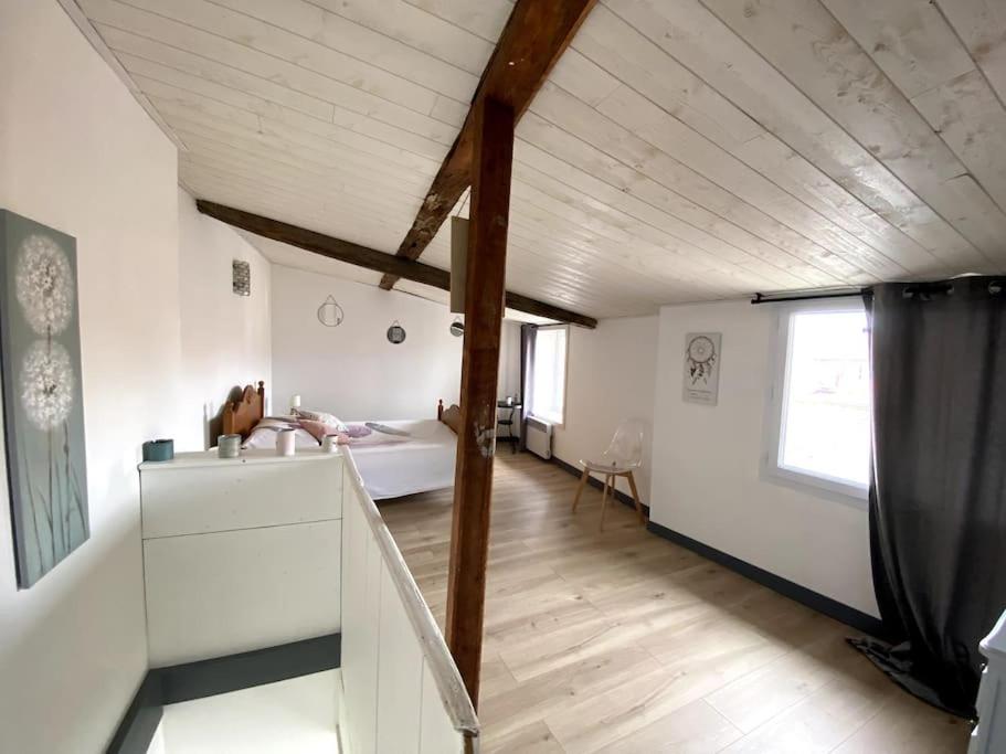 a room with a sink and a bed in it at la maison du dauphin in Marans