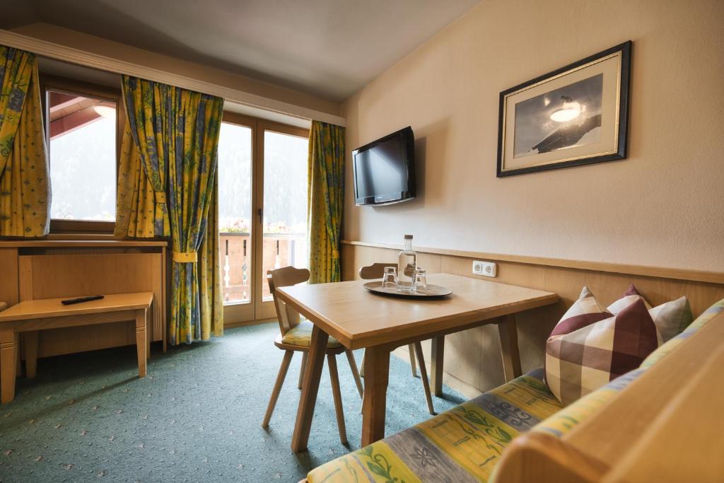 Hotel Die Arlbergerin - Design & Tiroler Gemütlichkeit - 16