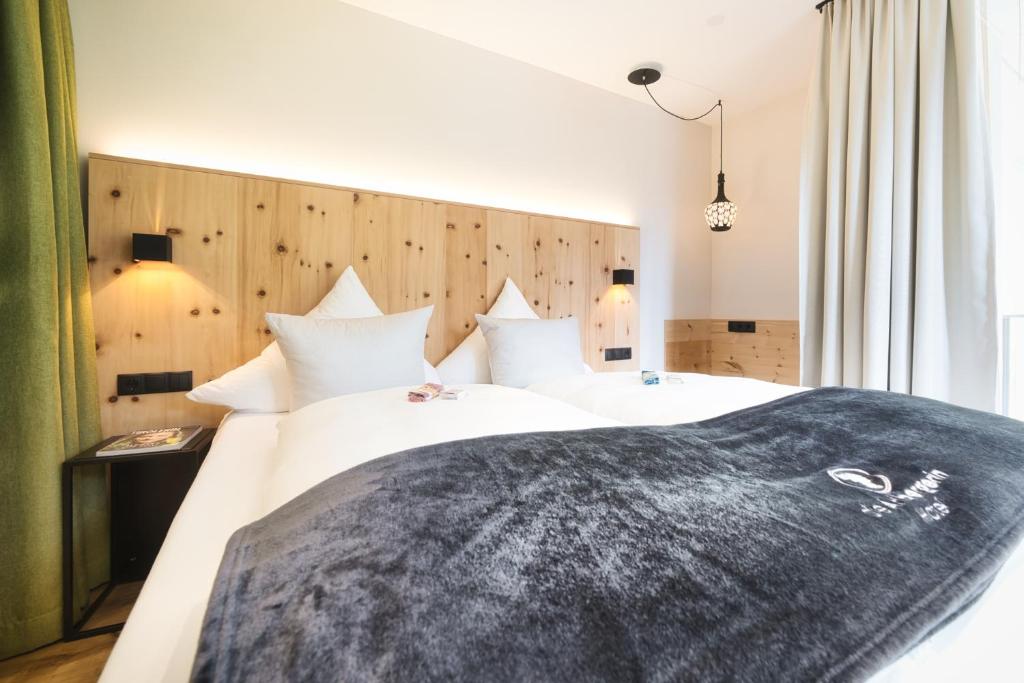 Postel nebo postele na pokoji v ubytování Hotel die Arlbergerin -New- all-in super flex rate