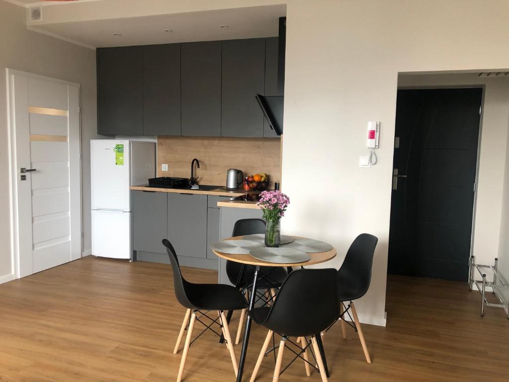 a kitchen with a table and chairs in a room at Apartament w centrum Gdyni in Gdynia