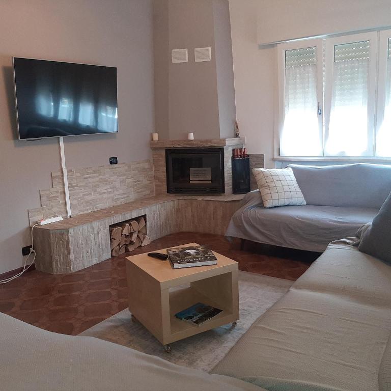 A television and/or entertainment centre at Kevin House