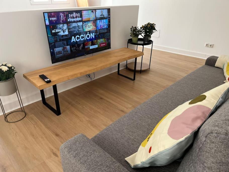 TV a/nebo společenská místnost v ubytování Spacious Loft, Parking Free M