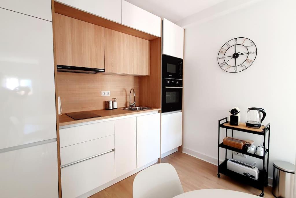 Kuchyň nebo kuchyňský kout v ubytování Spacious Loft, Parking Free M