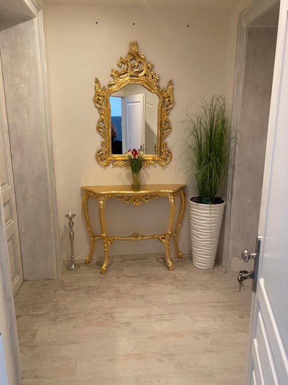Tomas Apartments Gold