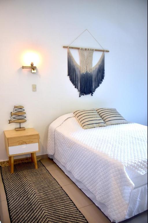 Postel nebo postele na pokoji v ubytování Refugio Surf Lodge