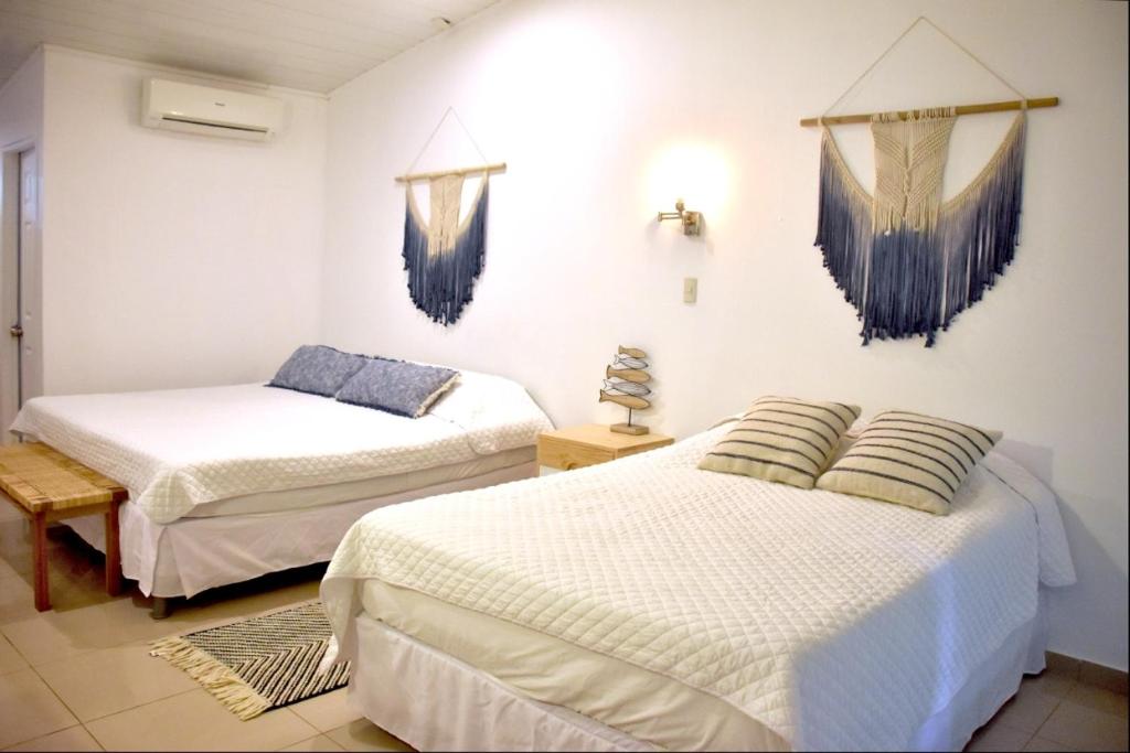 Postel nebo postele na pokoji v ubytování Refugio Surf Lodge