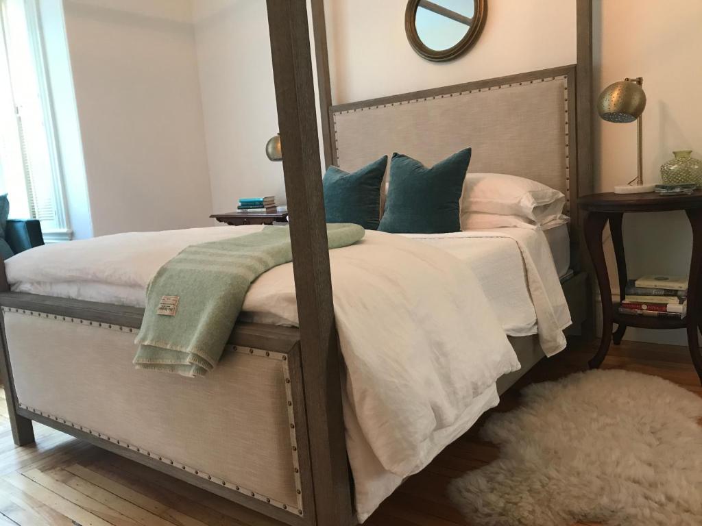 Una cama o camas en una habitación de The Library Inn