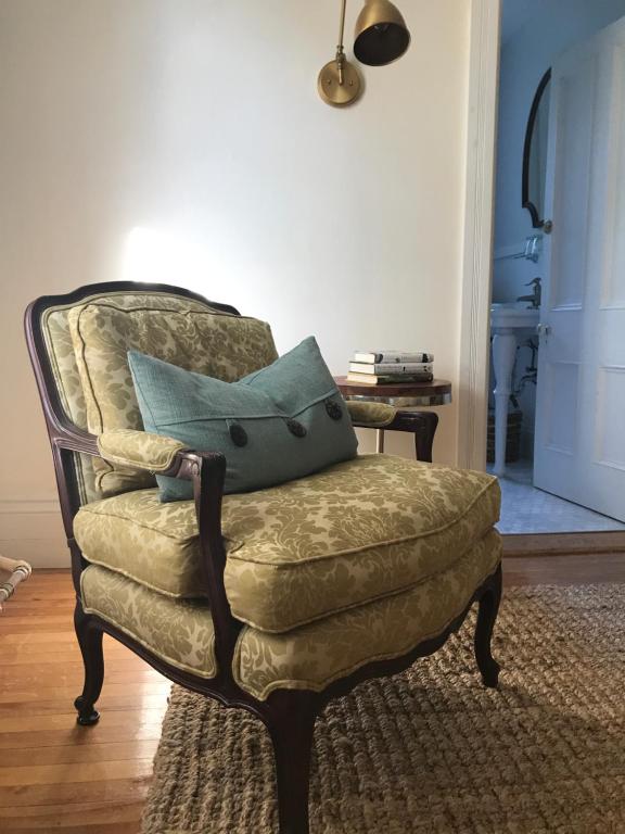 Un lugar para sentarse en The Library Inn