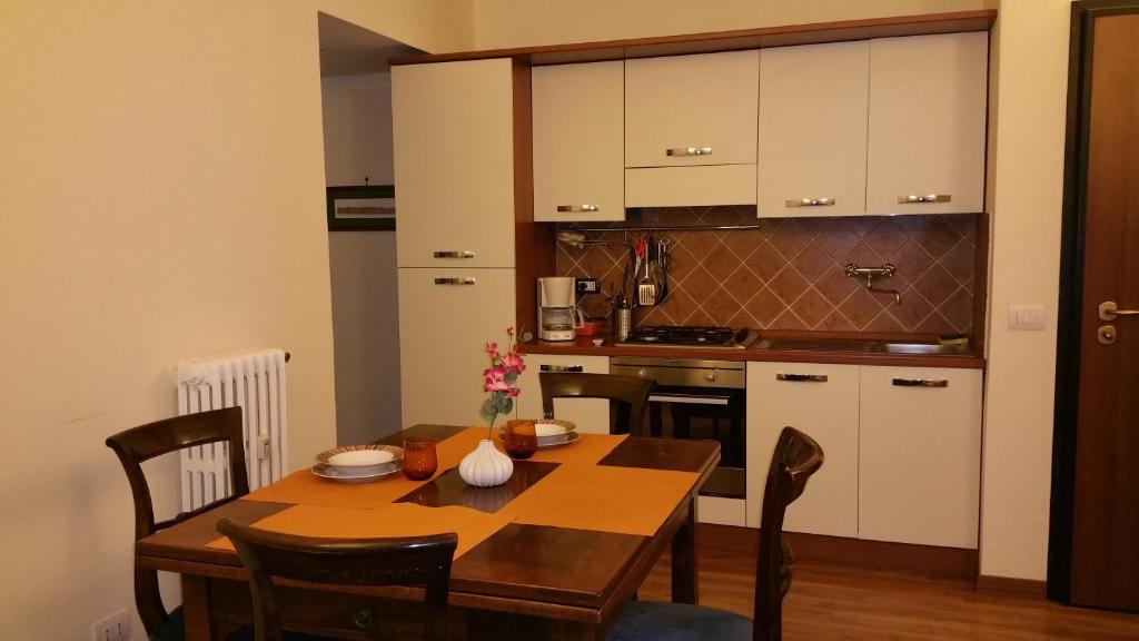 uma cozinha com uma mesa de madeira e uma sala de jantar em Casa Lory em Roma