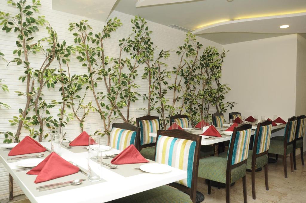 Restaurace v ubytování La Woods Hotel