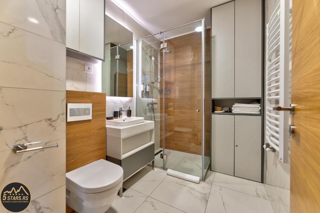 Koupelna v ubytování 5 STARS - Luxury Premium WELLNESS RESORT Zlatibor