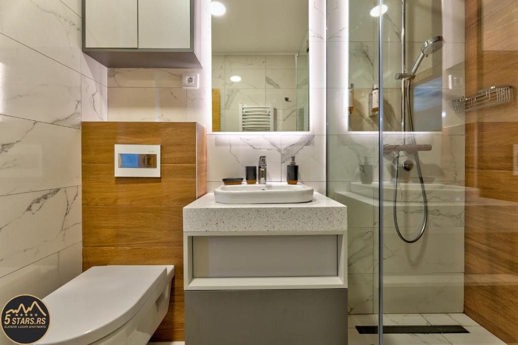 Koupelna v ubytování 5 STARS - Luxury Premium WELLNESS RESORT Zlatibor