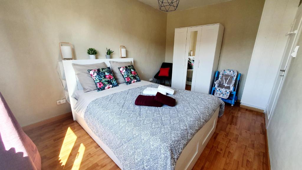 Posteľ alebo postele v izbe v ubytovaní Le Bienvenue à Colmar - Parking Privé Inclus, Centre à Deux Pas