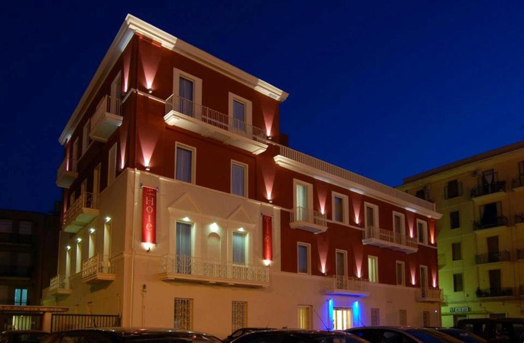 un bâtiment avec des lumières sur son côté dans l'établissement Hotel Palazzo Giancola, à San Severo