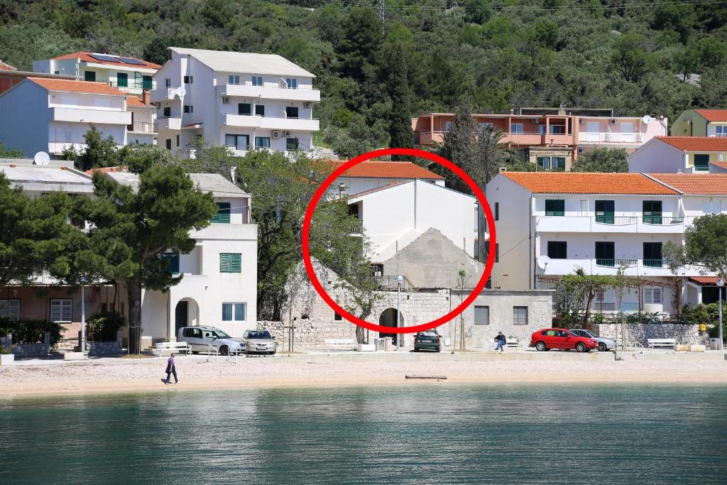 czerwony krąg wokół budynku na plaży w obiekcie Apartments by the sea Igrane, Makarska - 10033 w mieście Igrane