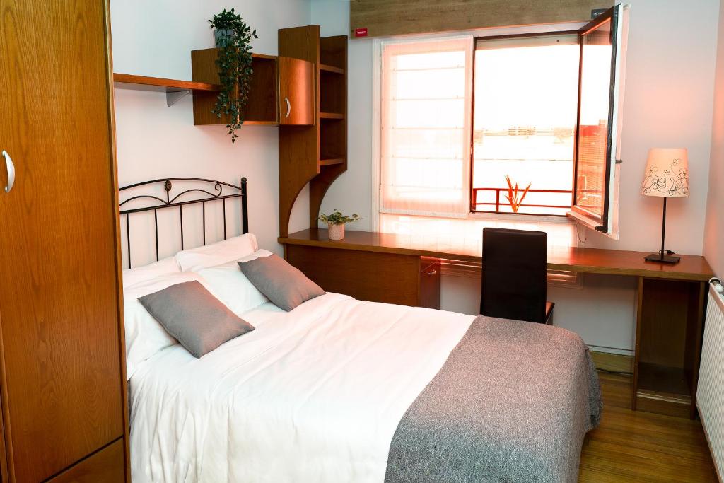 Säng eller sängar i ett rum på Sestao apartamento renovado con terraza y WIFI