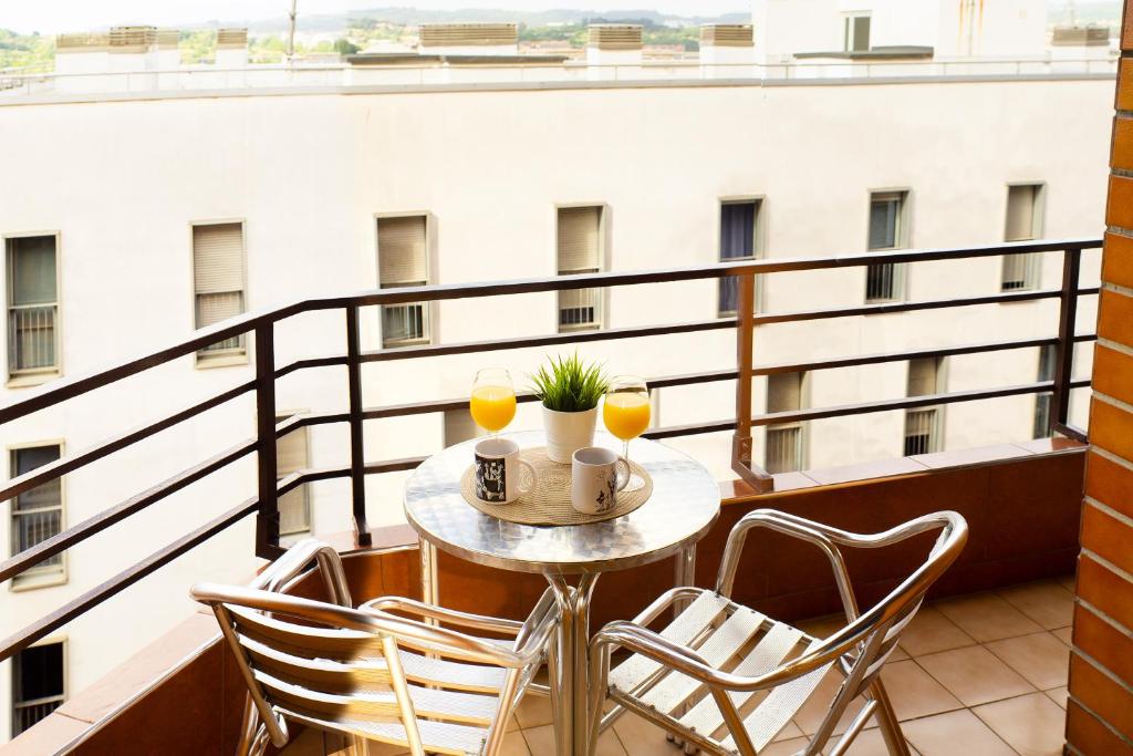 Sestao, Vivienda Turística Renovada con Terraza y WIFI - Apartamento De Tres Habitaciones