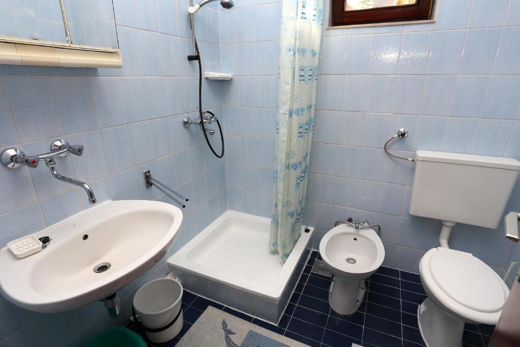 Kúpeľňa v ubytovaní Apartments by the sea Sreser, Peljesac - 10206