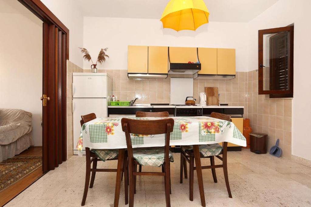 Kuchyňa alebo kuchynka v ubytovaní Apartments by the sea Sreser, Peljesac - 10206