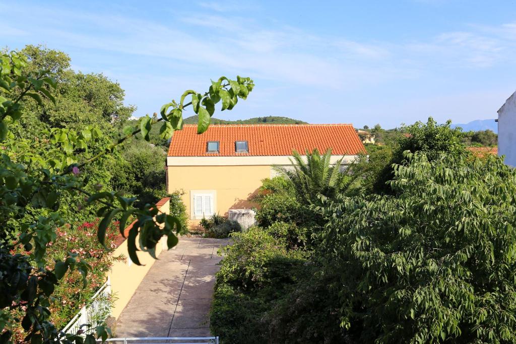 Vonkajšia záhrada v ubytovaní Apartments by the sea Sreser, Peljesac - 10206