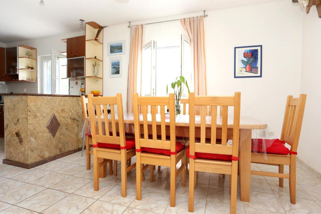 Kuchyňa alebo kuchynka v ubytovaní Apartments by the sea Drace, Peljesac - 10127