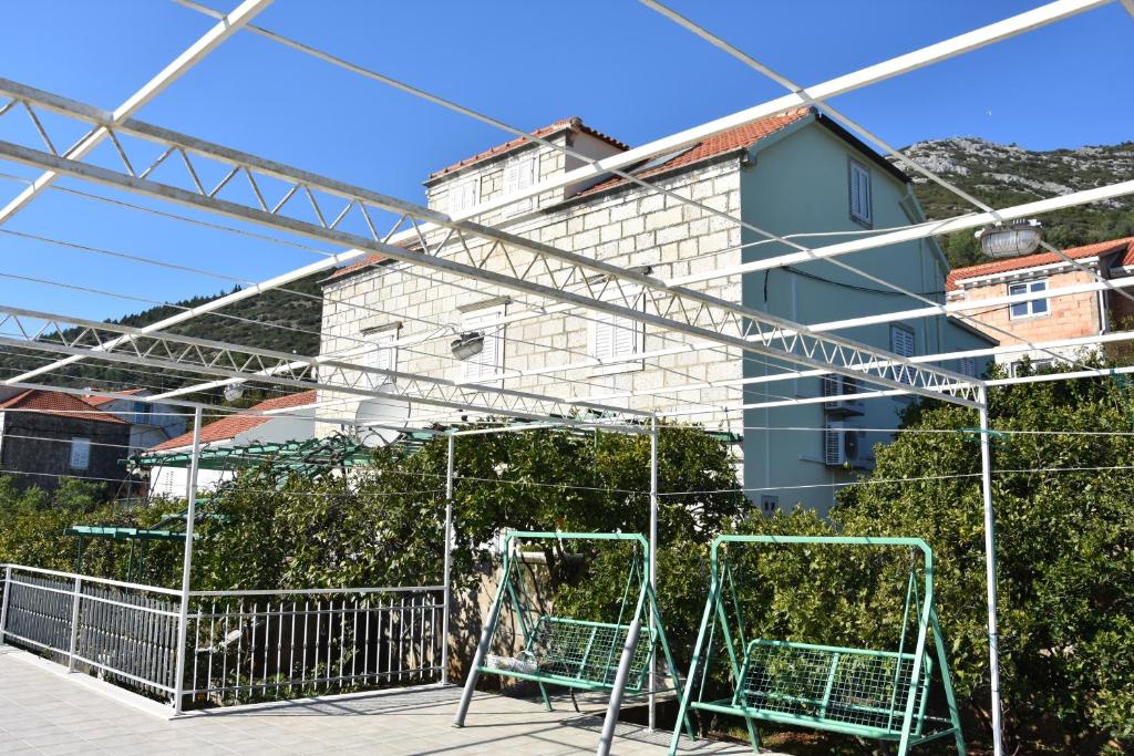 Budova, v ktorej sa apartmán nachádza