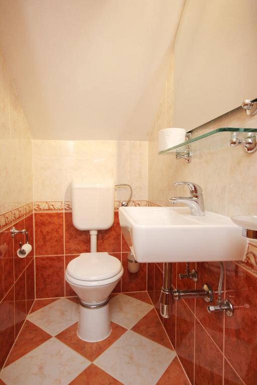 Kúpeľňa v ubytovaní Apartments by the sea Kuciste, Peljesac - 10095